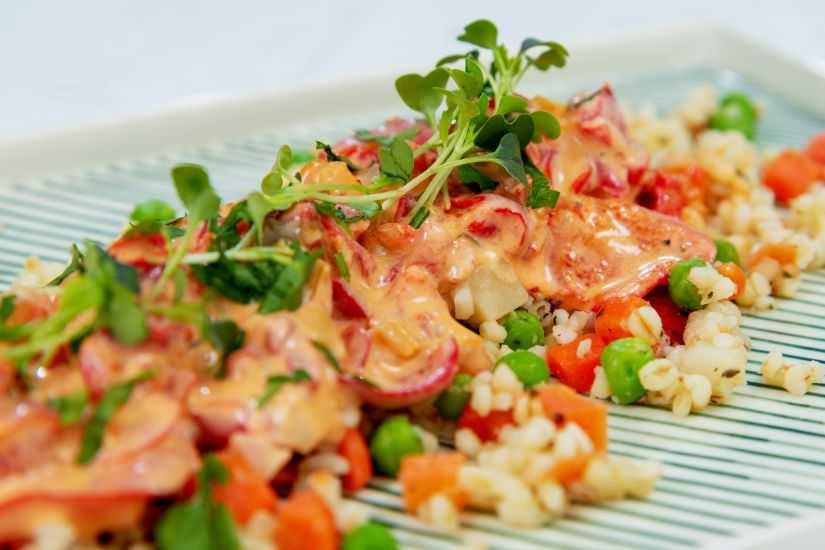 Mâncare de ardei copti cu smântână, bulgur cu legume