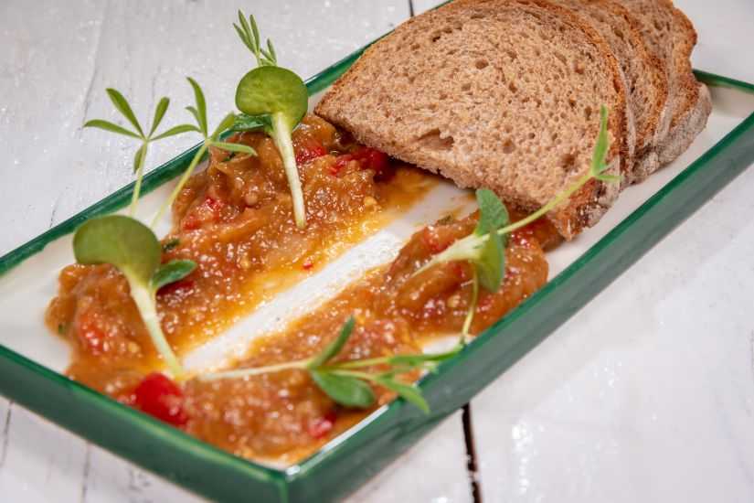 Zacuscă de casa cu pâine integrală