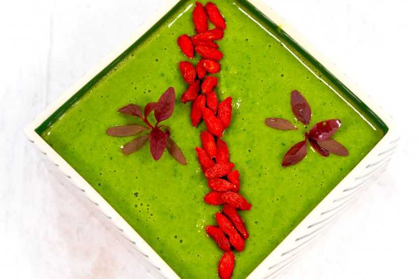 Supă cremă de mazăre cu goji și crutoane