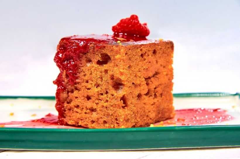 Pandișpan cu stafide și gem de zmeură