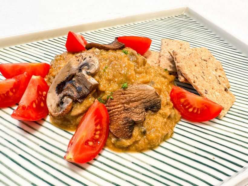 Pate de linte roșie cu ciuperci si chives, cu roșii cherry si crackerși cu ceapă