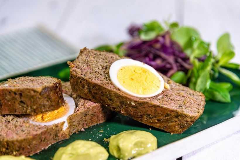 Drob de pui cu baby spanac, varză roșie și maioneză de avocado