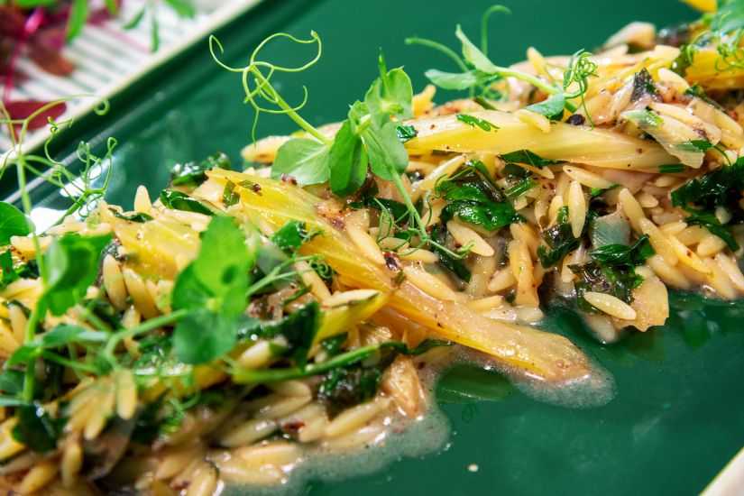 Risoni cu fenicul și praz cu mix de morcovi și păstăi de fasole