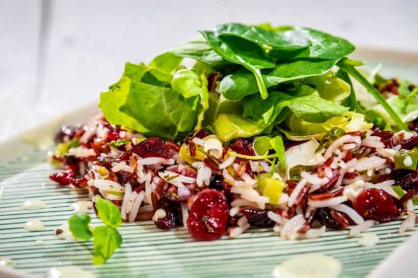 Mix de orez basmati si roșu cu merisoare și baby spanac cu dressing de iaurt