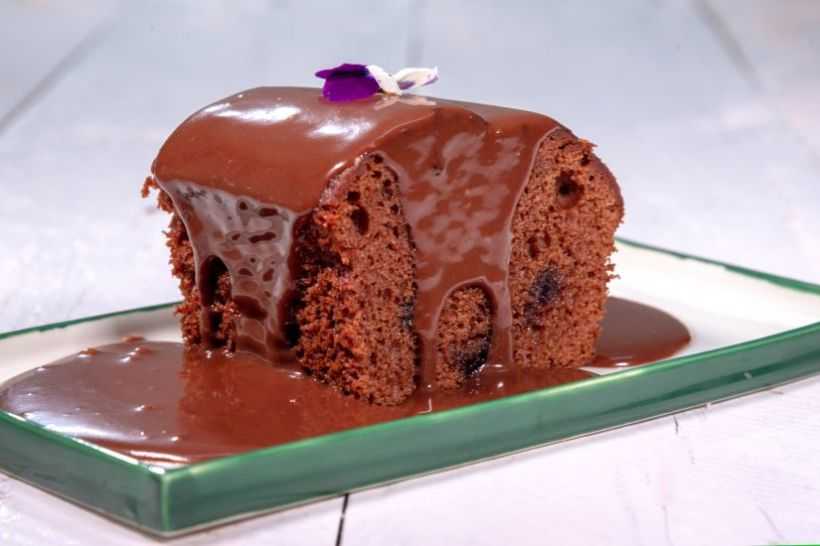 Brownie cu caju și ganache de ciocolată cu banane și fructe de pădure