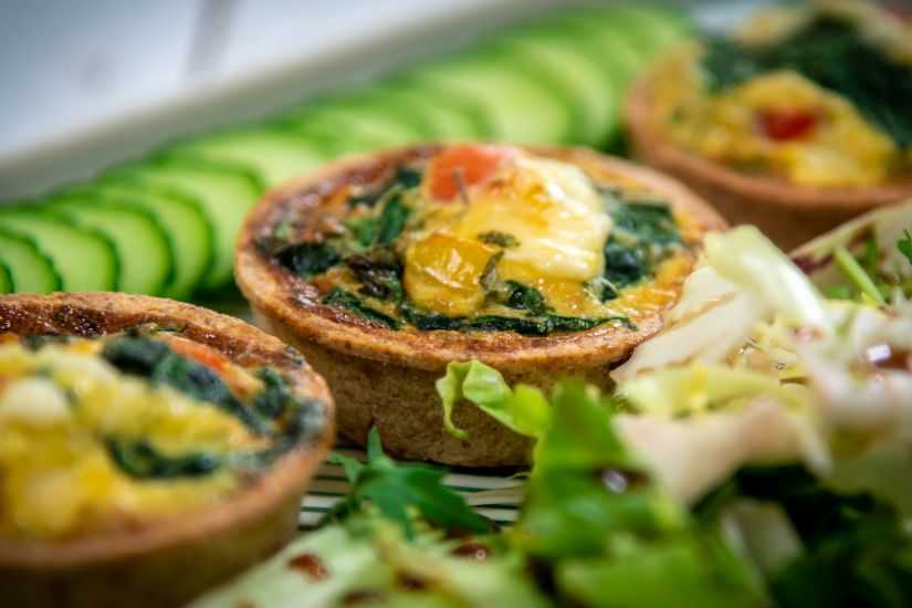 Quiche cu emmenthaler și spanac,amestec de salată cu castraveți