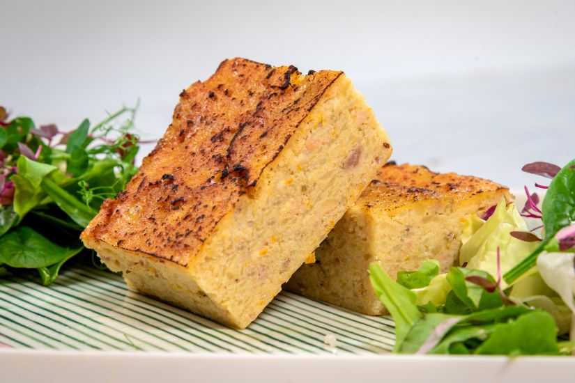 Placintă de pește, salată cu gulie, dressing de iaurt cu sfeclă