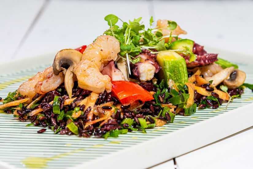 Orez negru cu legume si fructe de mare