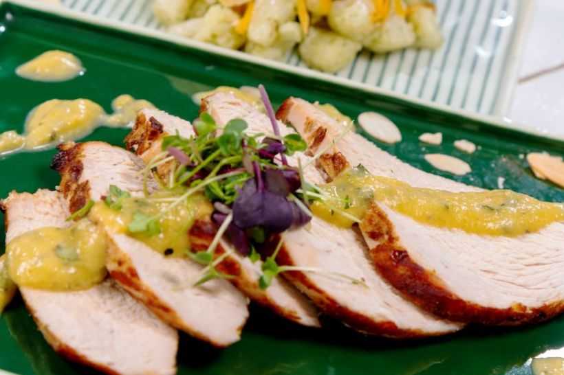 Piept de curcan în sos de legume cu broccoli, conopidă și semințe de cânepă