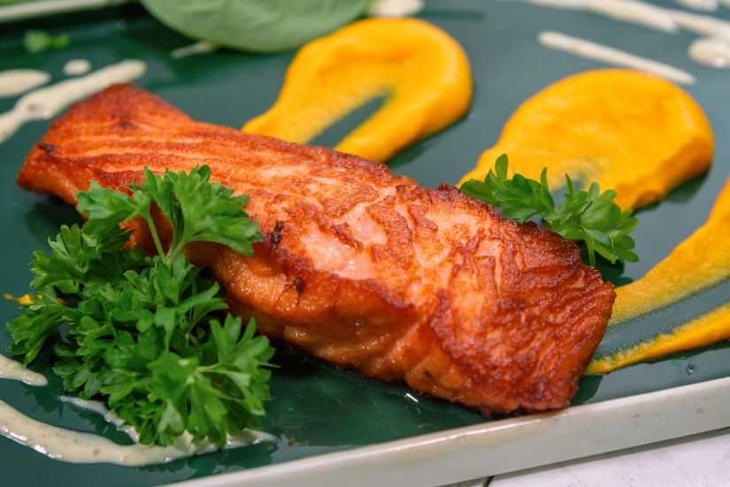 File de somon cu sos teriyaki și piure de morcovi cu tarhon și mix salata