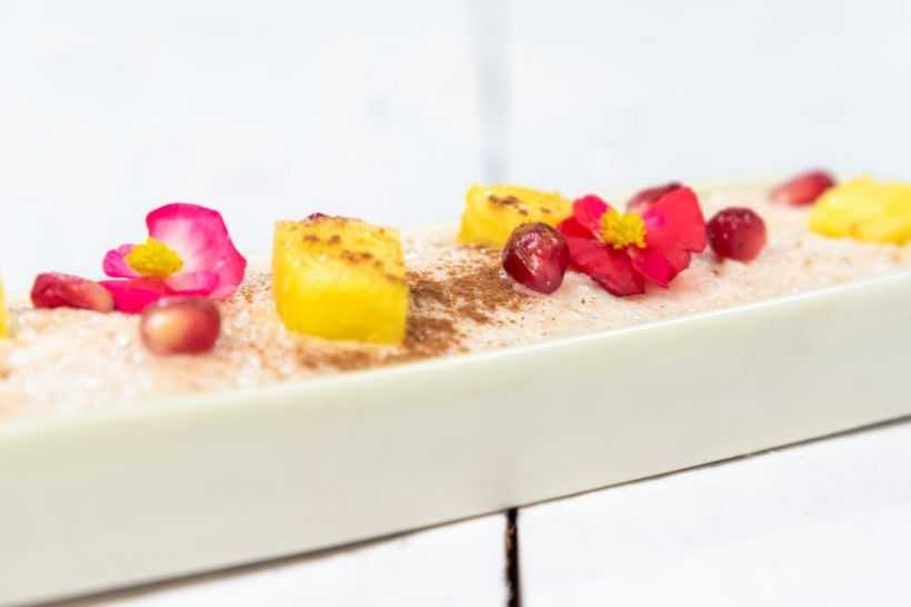 Griș integral spelta cu lapte, scorțișoară, ananas și boabe de rodie