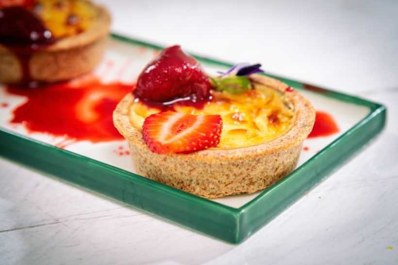 Tartă cheesecake cu sos de căpșuni și caju