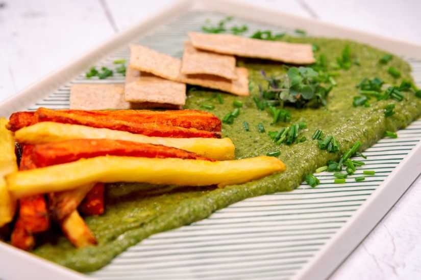 Pastă de vinete cu iaurt, crackersi integrali și batonete de rădăcinoase