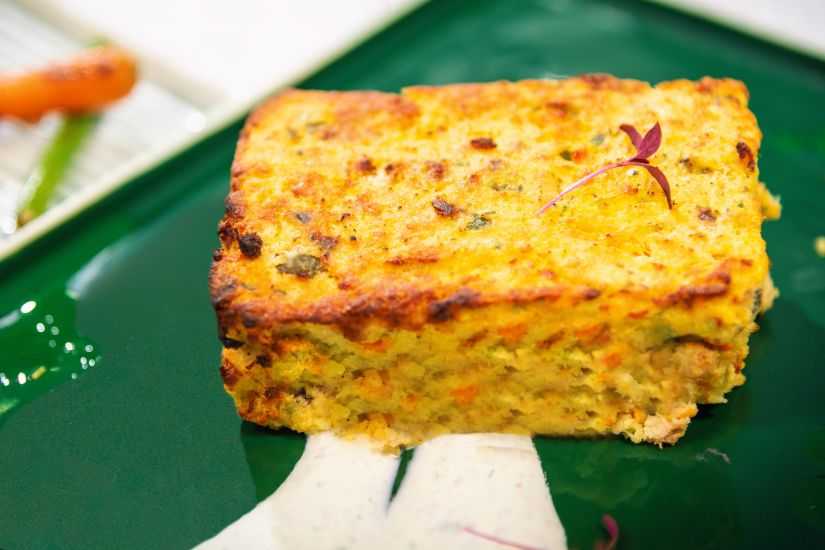 Plăcintă de pește cu sos de capere,baby morcovi cu fasole verde in unt