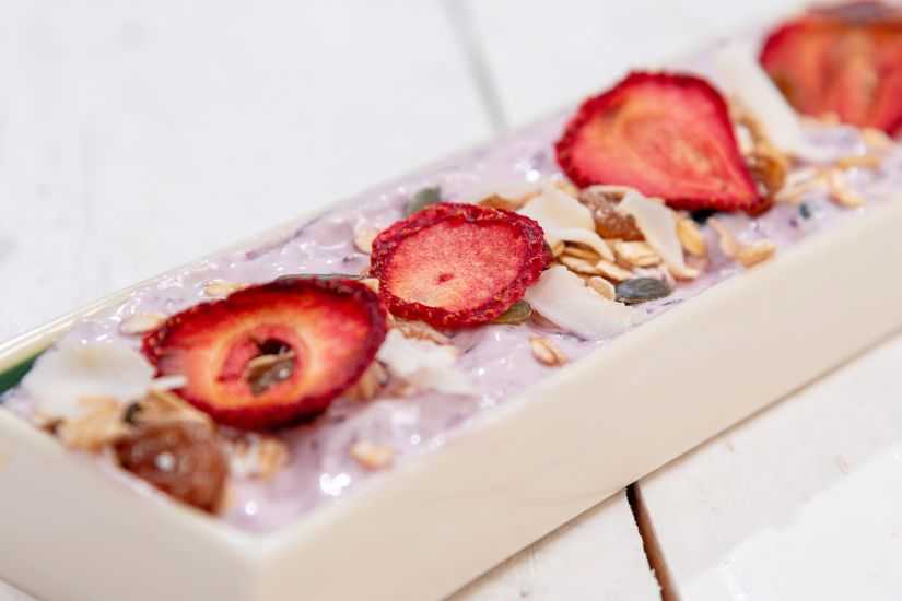 Amestec de fulgi de ovăz și semințe de dovleac cu fructe deshidratate, iaurt  cu afine