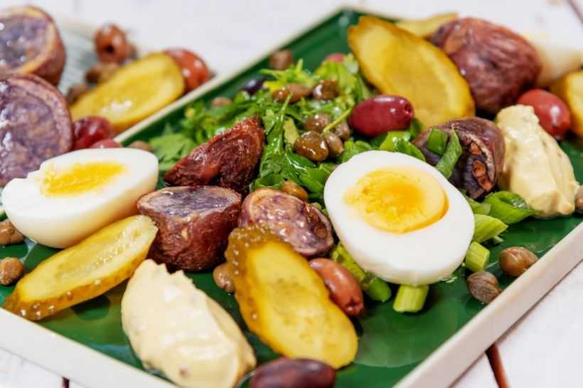 Slaw de cartofi mov, ou fiert, castraveți murați și sos de mustar