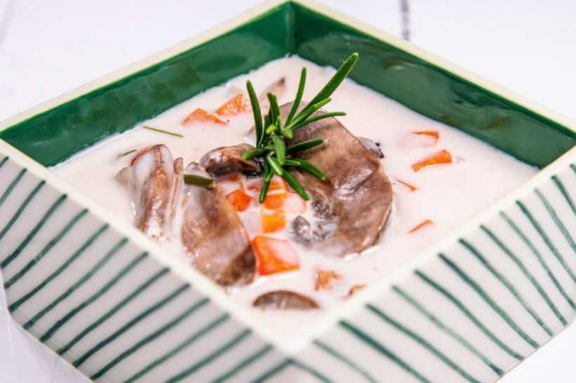 Supă de ciuperci cu alune de pădure