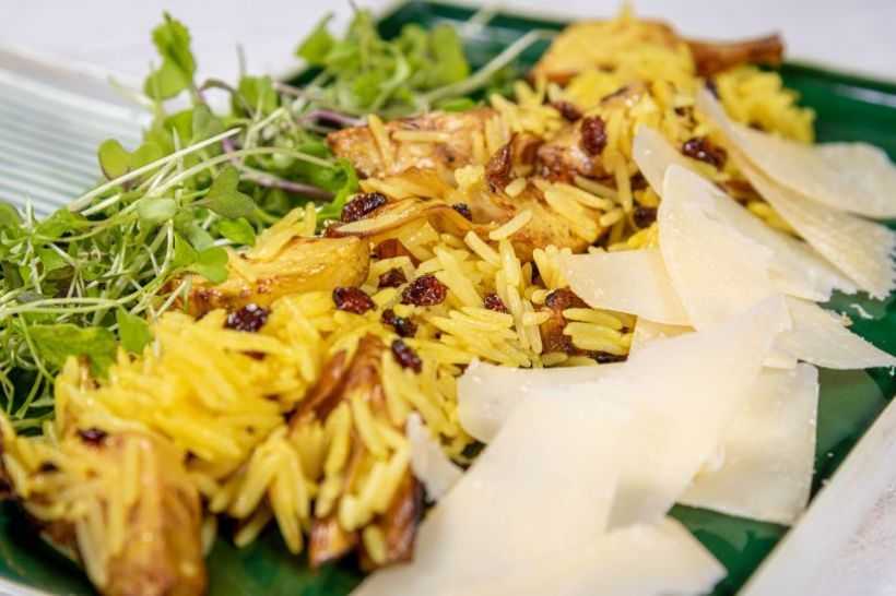 Orez basmati cu merișoare, curcuma, brânză dură și anghinare