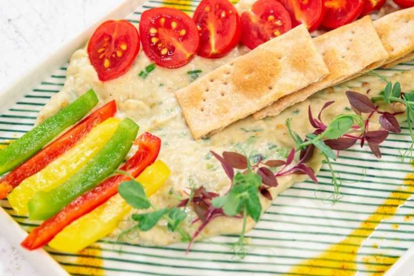 Salată de vinete cu iaurt, chives și ardei gras, rosii cherry si crackersi integrali