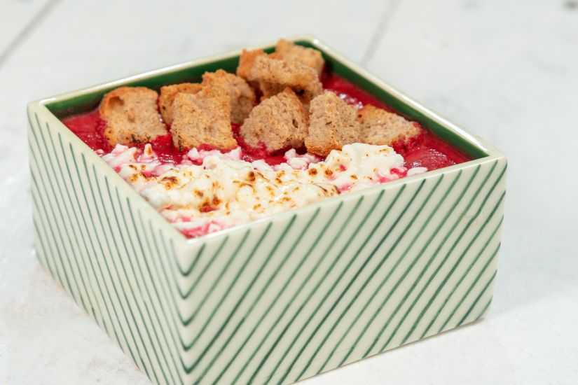 Cremă de sfeclă roșie, brânză de capră