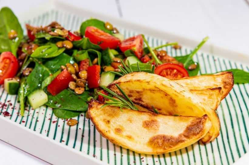 Salată cu baby spanac, linte verde, ardei, roșii, morcovi și cartofi copți